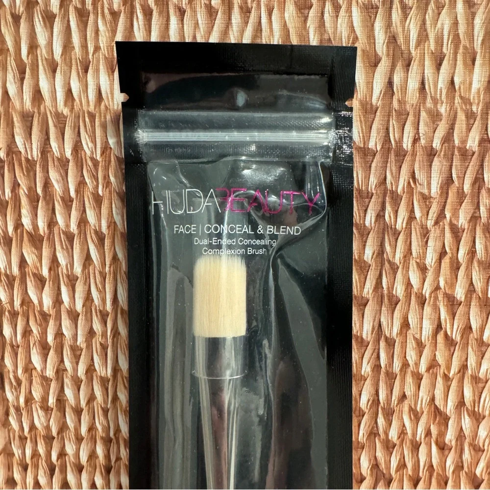 🖤 HUDA BEAUTY FACE CONCEAL & BLEND DUAL-ENDED CONCEALING COMPLEXION BRUSH SOFT